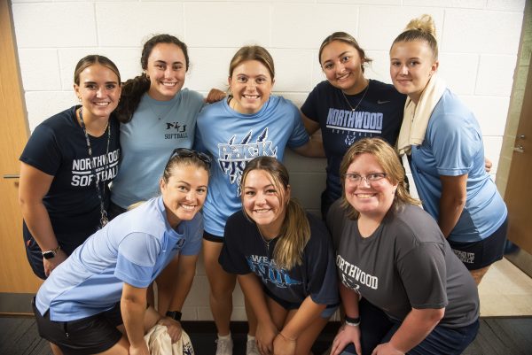 Group of female students smiling together on Freshman move-in day