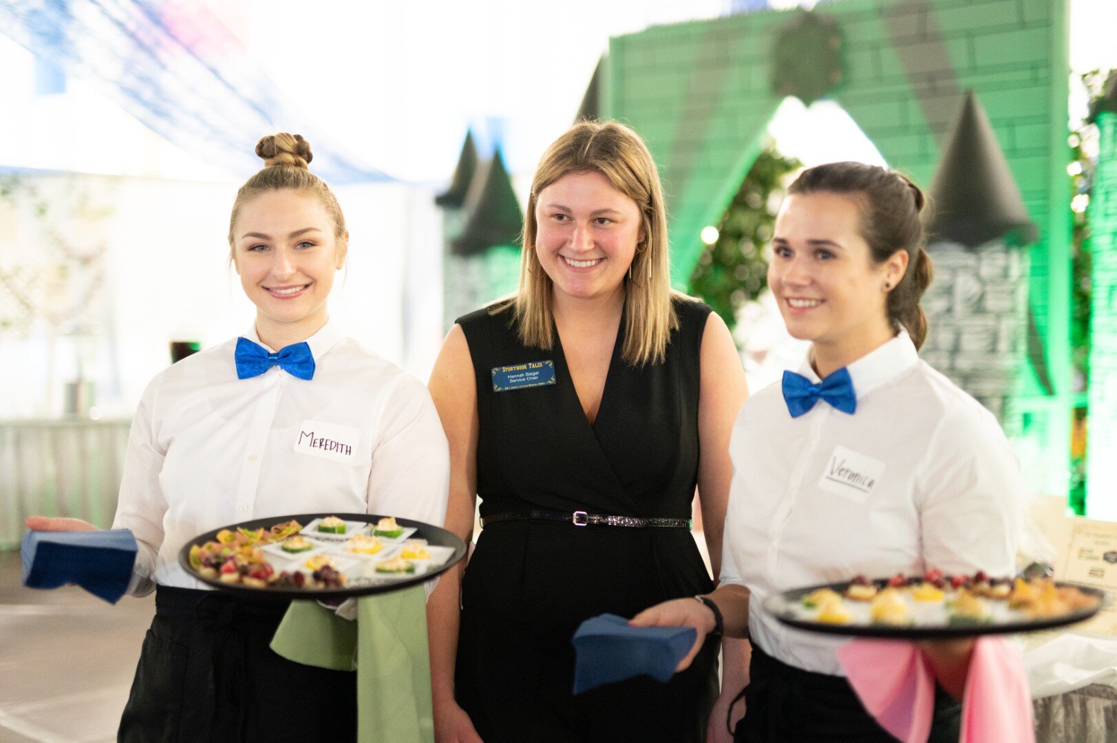 Hannah Siegel (‘20), center, a member of the student committee that organizes the event, works with fellow students serving scrumptious food during the 2020 Stafford Dinner.